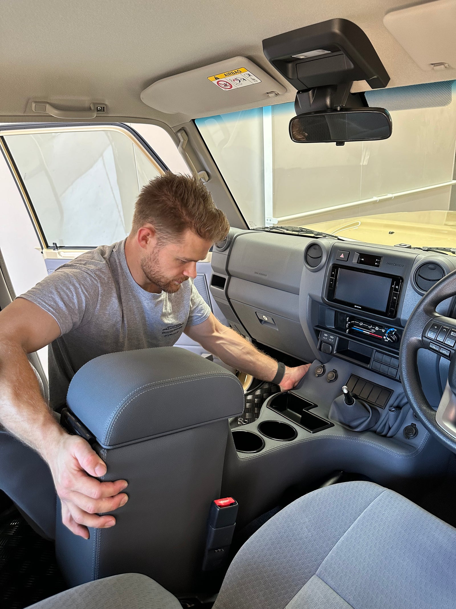 Premium Floor Console – Charging Sockets & (5) Rocker Switch Panel | Toyota 76 Series Wagon & 79 Series Dual Cab