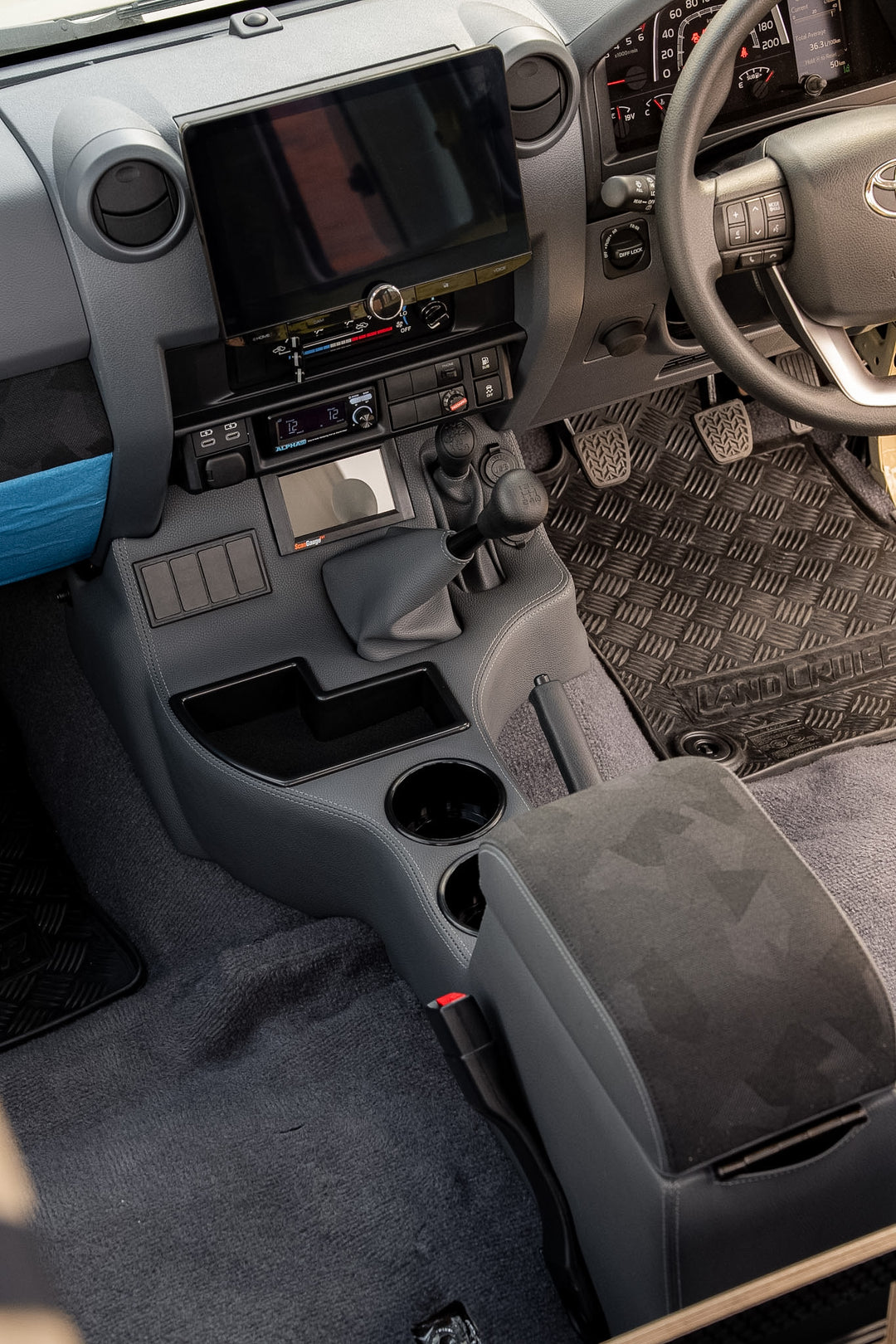 Premium Console - 4 Rocker Switch Panel & Scan Gauge III