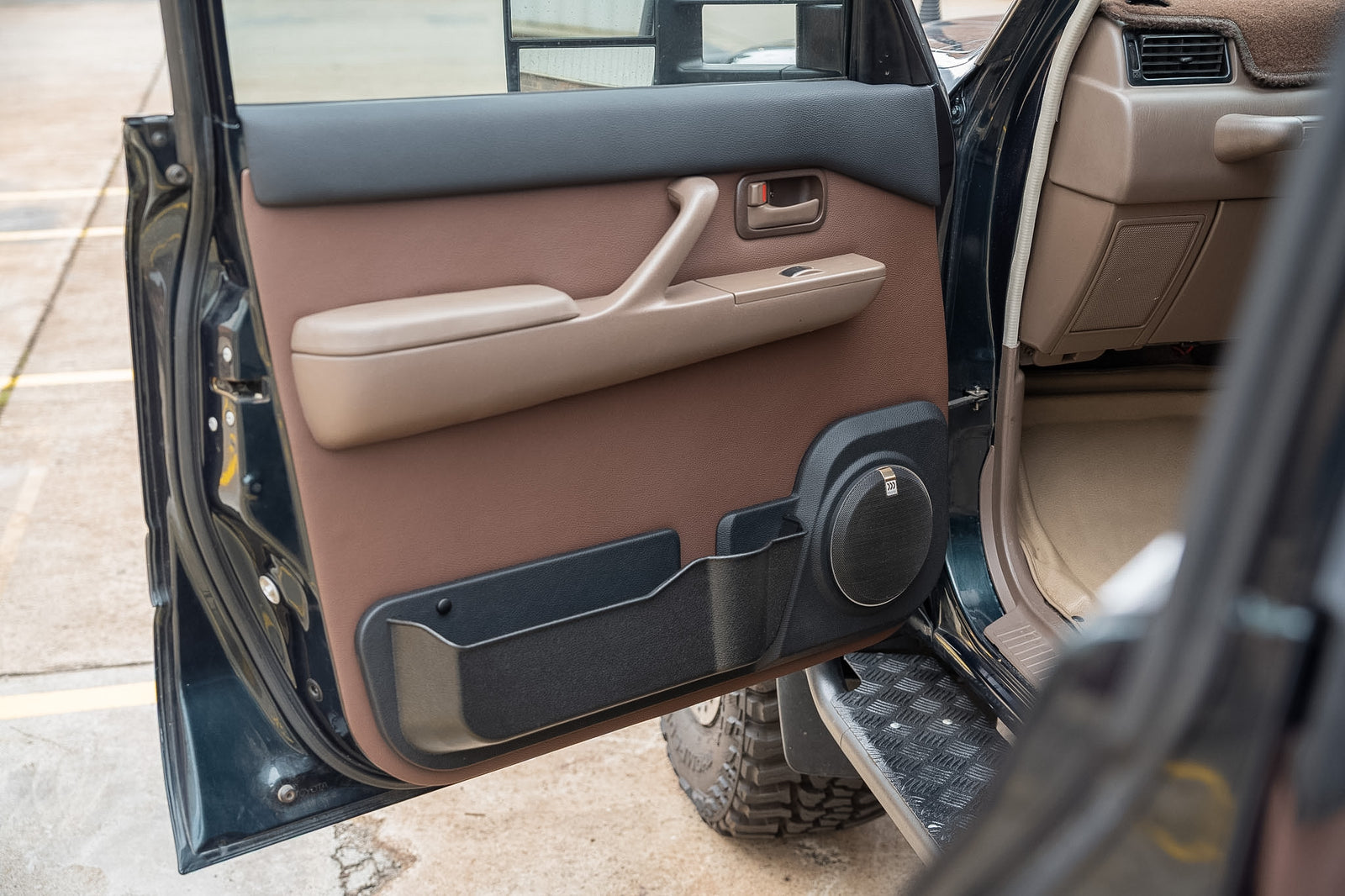 80 Series Front Speaker Door Pods