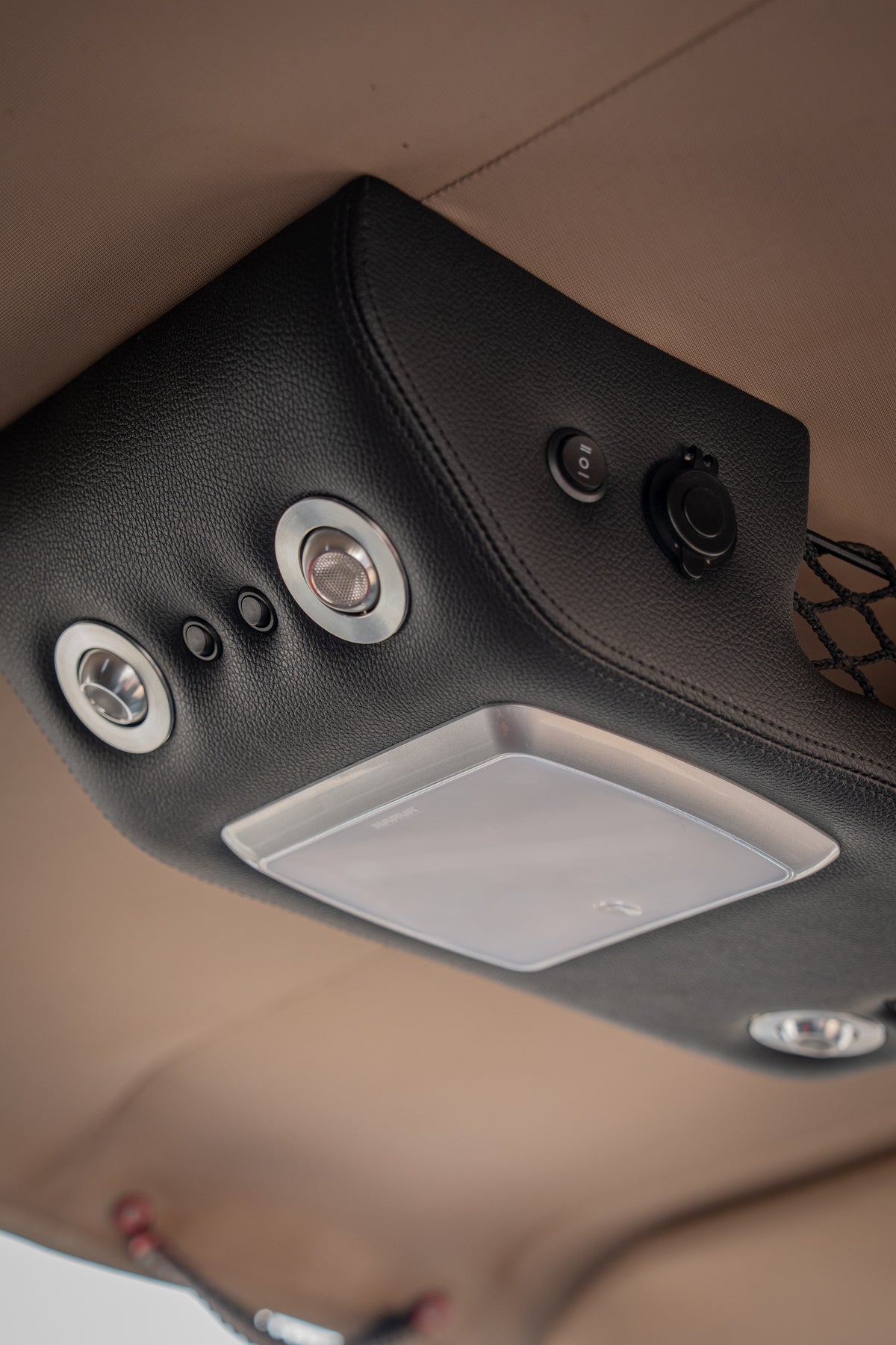 Windscreen shelf console