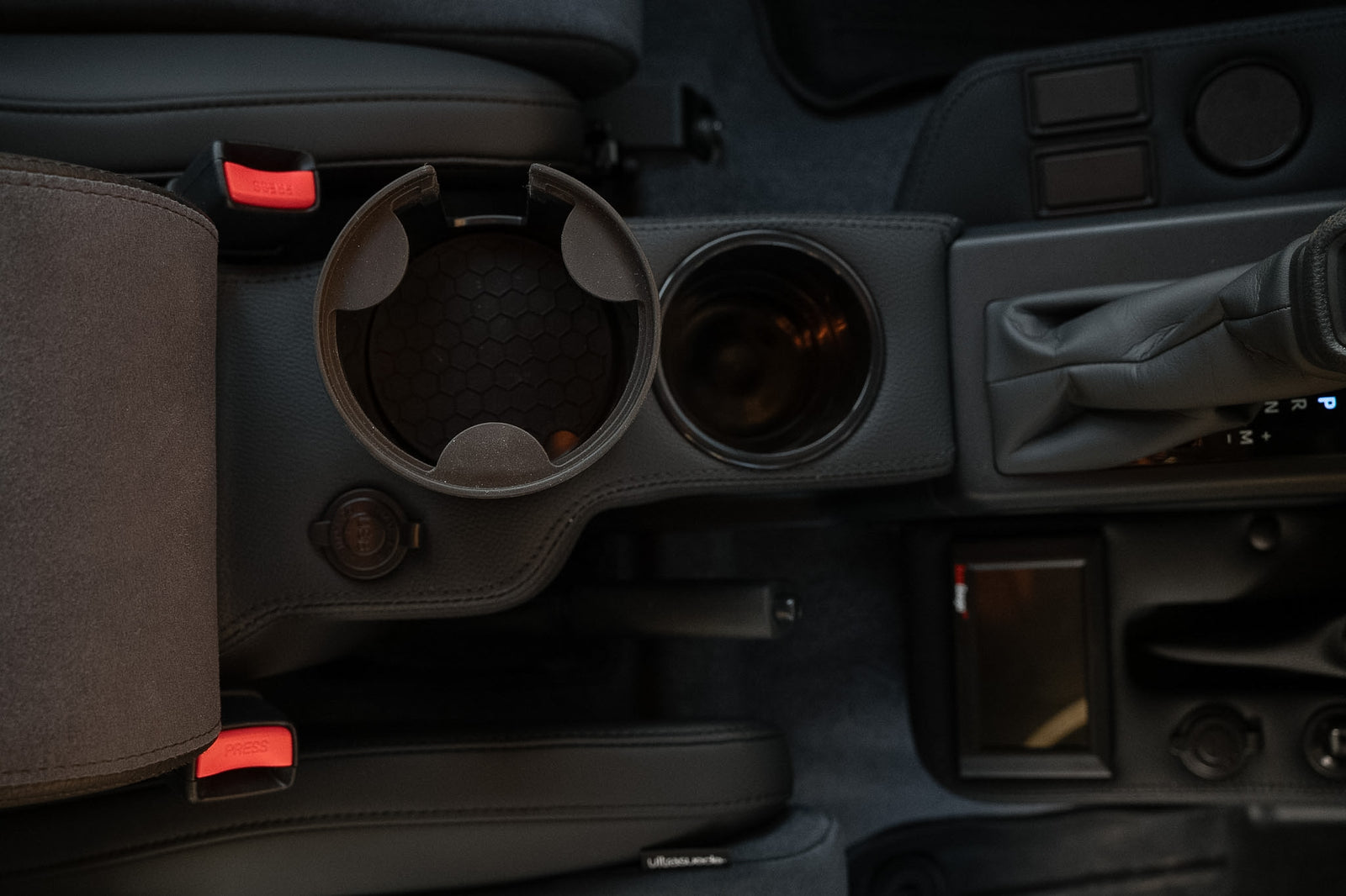 2.8 Auto Centre Compartment - 76 Wagon & 79 Dual Cab
